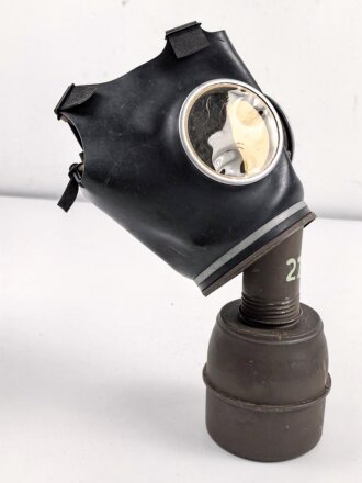 Frankreich 2.Weltkrieg , Gasmaske für Zivilbevölkerung Modell TC38 Securit B,  datiert 1940. Gummi weich. Mit Filter, in Bereitschaftsbüchse