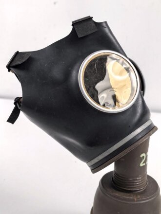Frankreich 2.Weltkrieg , Gasmaske für Zivilbevölkerung Modell TC38 Securit B,  datiert 1940. Gummi weich. Mit Filter, in Bereitschaftsbüchse