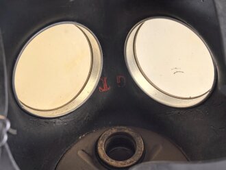 Frankreich 2.Weltkrieg , Gasmaske für Zivilbevölkerung Modell TC38 Securit B,  datiert 1940. Gummi weich. Mit Filter, in Bereitschaftsbüchse