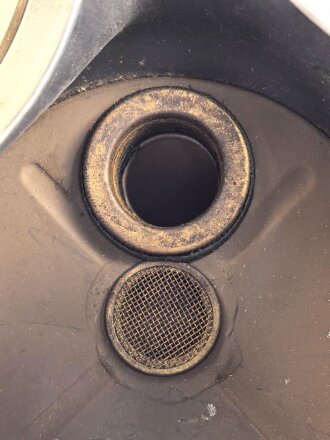 Frankreich 2.Weltkrieg , Gasmaske für Zivilbevölkerung Modell TC38 Securit B,  datiert 1940. Gummi weich. Mit Filter, in Bereitschaftsbüchse