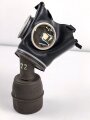 Frankreich 2.Weltkrieg , Gasmaske für Zivilbevölkerung Modell TC38 Securit B,  datiert 1940. Gummi weich. Mit Filter, in Bereitschaftsbüchse