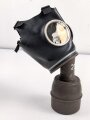Frankreich 2.Weltkrieg , Gasmaske für Zivilbevölkerung Modell TC38 Securit B,  datiert 1940. Gummi weich. Mit Filter, in Bereitschaftsbüchse