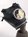 Frankreich 2.Weltkrieg , Gasmaske für Zivilbevölkerung Modell TC38 Securit B,  datiert 1940. Gummi weich. Mit Filter, in Bereitschaftsbüchse