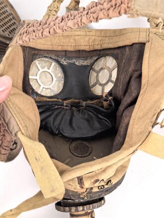 Frankreich 2.Weltkrieg , Gasmaske A.N.P. T 31 (Appareil Normal de Protection Type 31) mit Schlauch und Filter. Guter Zustand