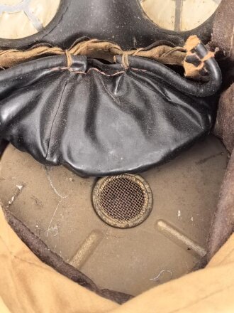 Frankreich 2.Weltkrieg , Gasmaske A.N.P. T 31 (Appareil Normal de Protection Type 31) mit Schlauch und Filter. Guter Zustand