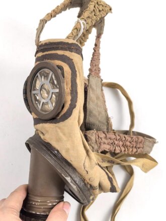 Frankreich 2.Weltkrieg , Gasmaske A.N.P. T 31 (Appareil Normal de Protection Type 31) mit Schlauch und Filter. Guter Zustand