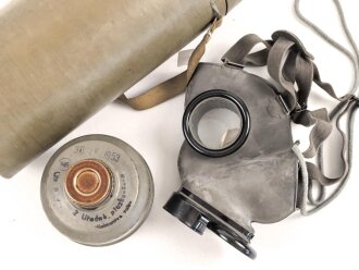 Tschechoslowakei , Gasmaske  Modell F.M. 3 mit Filter in Bereitschaftsbüchse. Der Filter aus dem 1950iger Jahren
