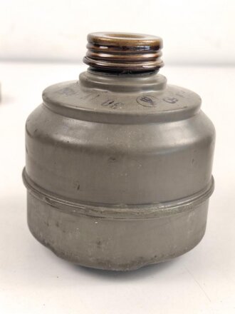 Tschechoslowakei , Gasmaske  Modell F.M. 3 mit Filter in Bereitschaftsbüchse. Der Filter aus dem 1950iger Jahren