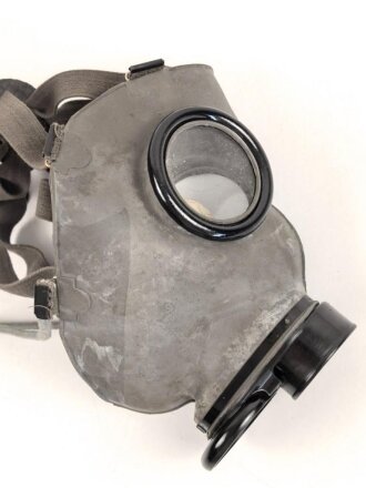 Tschechoslowakei , Gasmaske  Modell F.M. 3 mit Filter in Bereitschaftsbüchse. Der Filter aus dem 1950iger Jahren