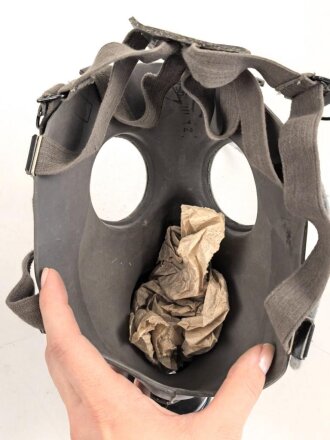Tschechoslowakei , Gasmaske  Modell F.M. 3 mit Filter in Bereitschaftsbüchse. Der Filter aus dem 1950iger Jahren