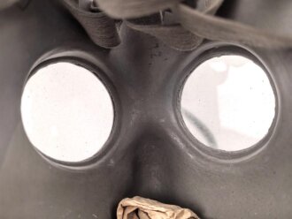Tschechoslowakei , Gasmaske  Modell F.M. 3 mit Filter in Bereitschaftsbüchse. Der Filter aus dem 1950iger Jahren