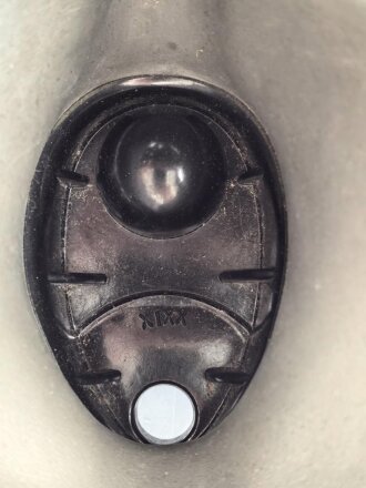Tschechoslowakei , Gasmaske  Modell F.M. 3 mit Filter in Bereitschaftsbüchse. Der Filter aus dem 1950iger Jahren