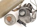 Tschechoslowakei , Gasmaske  Modell F.M. 3 mit Filter in Bereitschaftsbüchse. Der Filter aus dem 1950iger Jahren