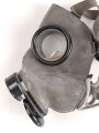 Tschechoslowakei , Gasmaske  Modell F.M. 3 mit Filter in Bereitschaftsbüchse. Der Filter aus dem 1950iger Jahren