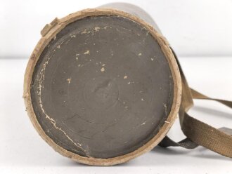 Tschechoslowakei , Gasmaske  Modell F.M. 3 mit Filter in Bereitschaftsbüchse. Der Filter aus dem 1950iger Jahren