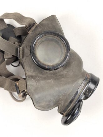 Tschechoslowakei , Gasmaske  Modell F.M. 3 mit Filter in Bereitschaftsbüchse. Der Filter aus dem 1950iger Jahren