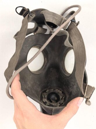 Tschechoslowakei , Gasmaske  Modell F.M. 3 mit Filter in Bereitschaftsbüchse. Der Filter aus dem 1950iger Jahren