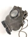 Tschechoslowakei , Gasmaske  Modell F.M. 3 mit Filter in Bereitschaftsbüchse. Der Filter aus dem 1950iger Jahren