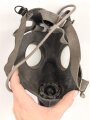 Tschechoslowakei , Gasmaske  Modell F.M. 3 mit Filter in Bereitschaftsbüchse. Der Filter aus dem 1950iger Jahren