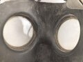 Tschechoslowakei , Gasmaske  Modell F.M. 3 mit Filter in Bereitschaftsbüchse. Der Filter aus dem 1950iger Jahren