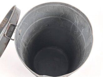 Luftschutz III.Reich, tschechische Gasmaske FM-3 mit Filter in Bereitschaftsbüchse, als Beute vereinnahmt und an den Luftschutz ausgegeben