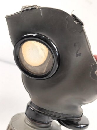 Luftschutz III.Reich, tschechische Gasmaske FM-3 mit Filter in Bereitschaftsbüchse, als Beute vereinnahmt und an den Luftschutz ausgegeben