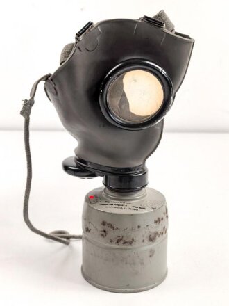 Luftschutz III.Reich, tschechische Gasmaske FM-3 mit Filter in Bereitschaftsbüchse, als Beute vereinnahmt und an den Luftschutz ausgegeben