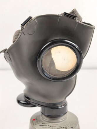 Luftschutz III.Reich, tschechische Gasmaske FM-3 mit Filter in Bereitschaftsbüchse, als Beute vereinnahmt und an den Luftschutz ausgegeben