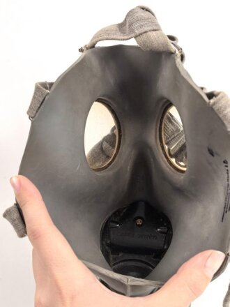 Luftschutz III.Reich, tschechische Gasmaske FM-3 mit Filter in Bereitschaftsbüchse, als Beute vereinnahmt und an den Luftschutz ausgegeben