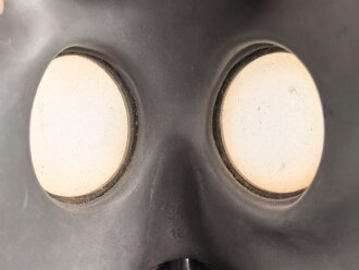 Luftschutz III.Reich, tschechische Gasmaske FM-3 mit Filter in Bereitschaftsbüchse, als Beute vereinnahmt und an den Luftschutz ausgegeben