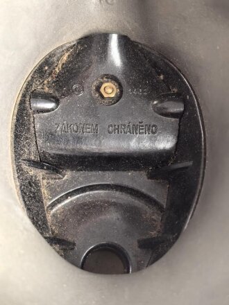 Luftschutz III.Reich, tschechische Gasmaske FM-3 mit Filter in Bereitschaftsbüchse, als Beute vereinnahmt und an den Luftschutz ausgegeben