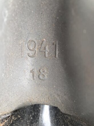 Luftschutz III.Reich, tschechische Gasmaske FM-3 mit Filter in Bereitschaftsbüchse, als Beute vereinnahmt und an den Luftschutz ausgegeben