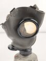 Luftschutz III.Reich, tschechische Gasmaske FM-3 mit Filter in Bereitschaftsbüchse, als Beute vereinnahmt und an den Luftschutz ausgegeben