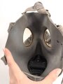 Luftschutz III.Reich, tschechische Gasmaske FM-3 mit Filter in Bereitschaftsbüchse, als Beute vereinnahmt und an den Luftschutz ausgegeben