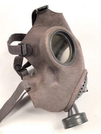 Luftschutz III.Reich, tschechische Gasmaske VZ35 mit Filter in Bereitschaftsbüchse, als Beute vereinnahmt und an den Luftschutz ausgegeben