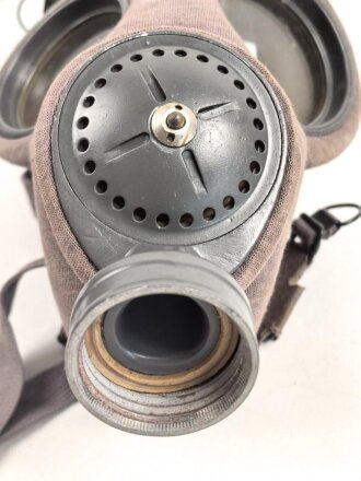 Luftschutz III.Reich, tschechische Gasmaske VZ35 mit Filter in Bereitschaftsbüchse, als Beute vereinnahmt und an den Luftschutz ausgegeben