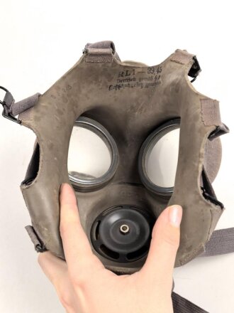 Luftschutz III.Reich, tschechische Gasmaske VZ35 mit Filter in Bereitschaftsbüchse, als Beute vereinnahmt und an den Luftschutz ausgegeben