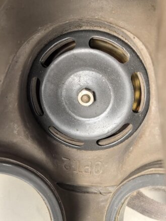 Luftschutz III.Reich, tschechische Gasmaske VZ35 mit Filter in Bereitschaftsbüchse, als Beute vereinnahmt und an den Luftschutz ausgegeben