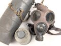 Luftschutz III.Reich, tschechische Gasmaske VZ35 mit Filter in Bereitschaftsbüchse, als Beute vereinnahmt und an den Luftschutz ausgegeben
