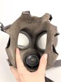 Luftschutz III.Reich, tschechische Gasmaske VZ35 mit Filter in Bereitschaftsbüchse, als Beute vereinnahmt und an den Luftschutz ausgegeben