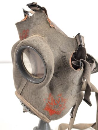 Luftschutz III.Reich, tschechische Gasmaske VZ35 mit Filter in Bereitschaftsbüchse, als Beute vereinnahmt und an den Luftschutz ausgegeben