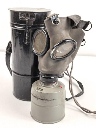 Luftschutz III.Reich, tschechische Gasmaske FM-1 mit Filter in Bereitschaftsbüchse, als Beute vereinnahmt und an den Luftschutz ausgegeben. Ungewöhnliche Bereitschaftsbüchse mit Riemen aus Ersatzmaterial