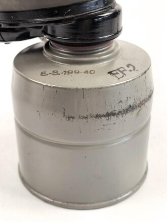 Luftschutz III.Reich, tschechische Gasmaske FM-1 mit Filter in Bereitschaftsbüchse, als Beute vereinnahmt und an den Luftschutz ausgegeben. Ungewöhnliche Bereitschaftsbüchse mit Riemen aus Ersatzmaterial