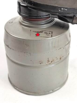 Luftschutz III.Reich, tschechische Gasmaske FM-1 mit Filter in Bereitschaftsbüchse, als Beute vereinnahmt und an den Luftschutz ausgegeben. Ungewöhnliche Bereitschaftsbüchse mit Riemen aus Ersatzmaterial