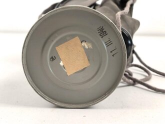 Luftschutz III.Reich, tschechische Gasmaske FM-1 mit Filter in Bereitschaftsbüchse, als Beute vereinnahmt und an den Luftschutz ausgegeben. Ungewöhnliche Bereitschaftsbüchse mit Riemen aus Ersatzmaterial