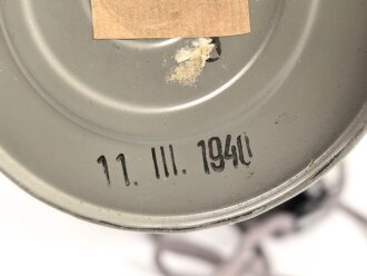 Luftschutz III.Reich, tschechische Gasmaske FM-1 mit Filter in Bereitschaftsbüchse, als Beute vereinnahmt und an den Luftschutz ausgegeben. Ungewöhnliche Bereitschaftsbüchse mit Riemen aus Ersatzmaterial