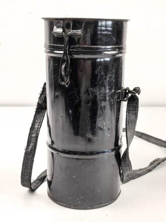 Luftschutz III.Reich, tschechische Gasmaske FM-1 mit Filter in Bereitschaftsbüchse, als Beute vereinnahmt und an den Luftschutz ausgegeben. Ungewöhnliche Bereitschaftsbüchse mit Riemen aus Ersatzmaterial