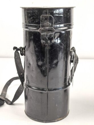 Luftschutz III.Reich, tschechische Gasmaske FM-1 mit Filter in Bereitschaftsbüchse, als Beute vereinnahmt und an den Luftschutz ausgegeben. Ungewöhnliche Bereitschaftsbüchse mit Riemen aus Ersatzmaterial