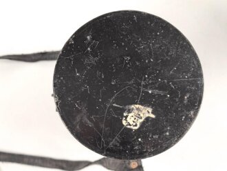 Luftschutz III.Reich, tschechische Gasmaske FM-1 mit Filter in Bereitschaftsbüchse, als Beute vereinnahmt und an den Luftschutz ausgegeben. Ungewöhnliche Bereitschaftsbüchse mit Riemen aus Ersatzmaterial