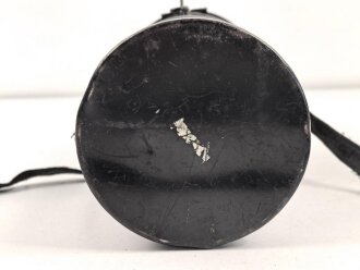 Luftschutz III.Reich, tschechische Gasmaske FM-1 mit Filter in Bereitschaftsbüchse, als Beute vereinnahmt und an den Luftschutz ausgegeben. Ungewöhnliche Bereitschaftsbüchse mit Riemen aus Ersatzmaterial
